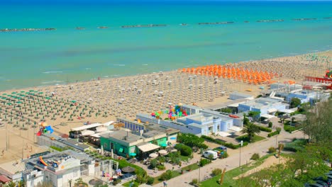 Blick-Auf-Den-Strand,-Cesenatico,-Emilia-Romagna,-Italien---High-Angle-Shot