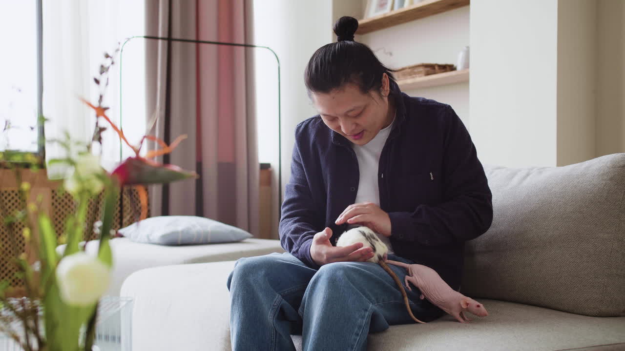 쥐와 노는 남자