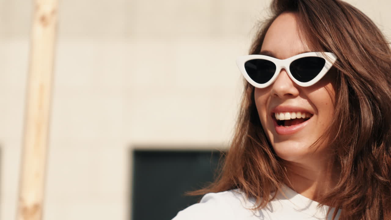 야외에서 웃는 여자