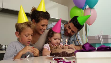 Familie-Feiert-Gemeinsam-Geburtstag