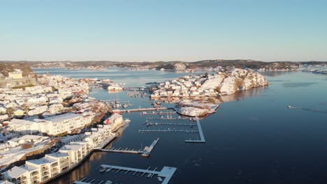 Ciudad-Costera-Iluminada-Por-El-Sol-De-Kragero-Con-Isla-Oya-Y-Puerto-Deportivo-En-El-Estrecho-En-Un-Soleado-Día-De-Invierno-En-Noruega