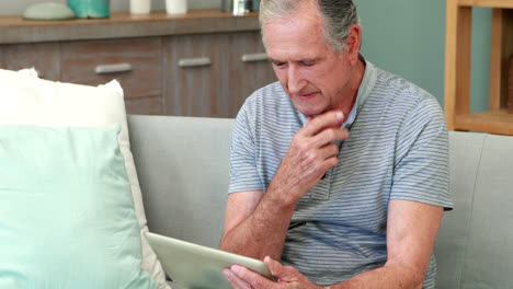 Älterer-Mann-Mit-Tablet-PC