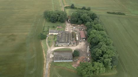 Imágenes-Aéreas-De-4k-De-Una-Granja-En-Medio-Del-Campo-En-El-Norte-De-Inglaterra