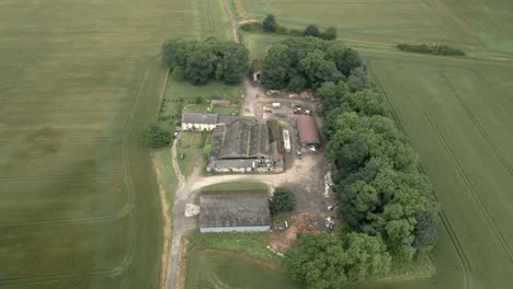 imágenes aéreas de 4k de una granja en el medio del campo en el norte de inglaterra