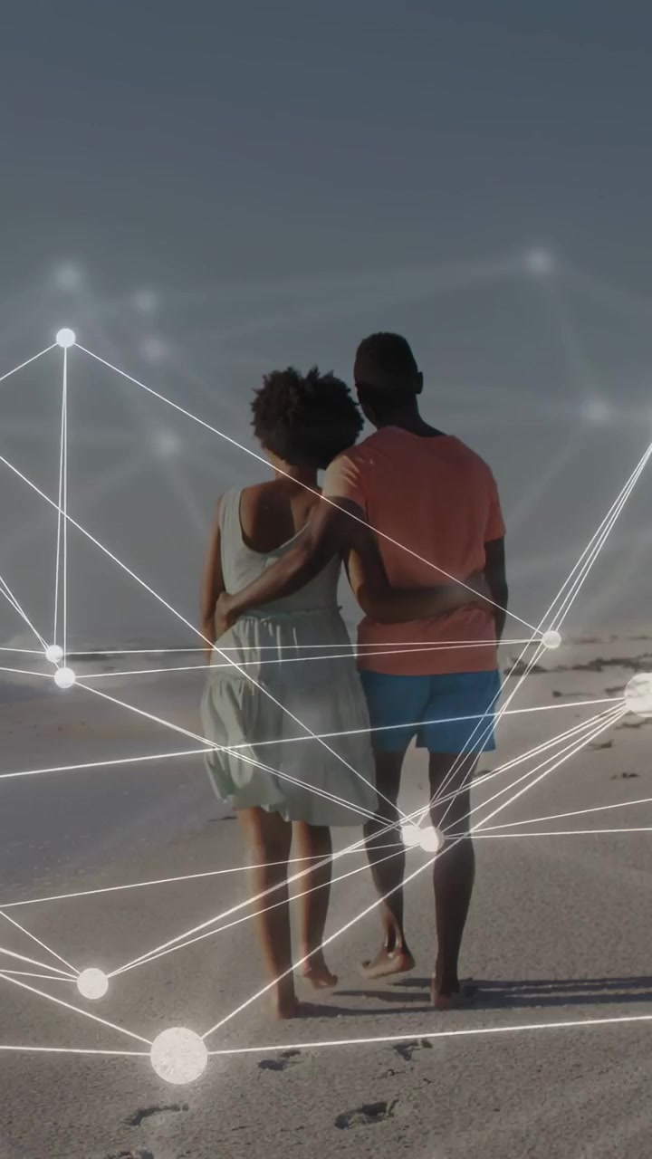 Video verticale: Inquadrature di un duo che cammina, lasciando impronte come dati, con HUD che si allinea ai corpi per il riposo.