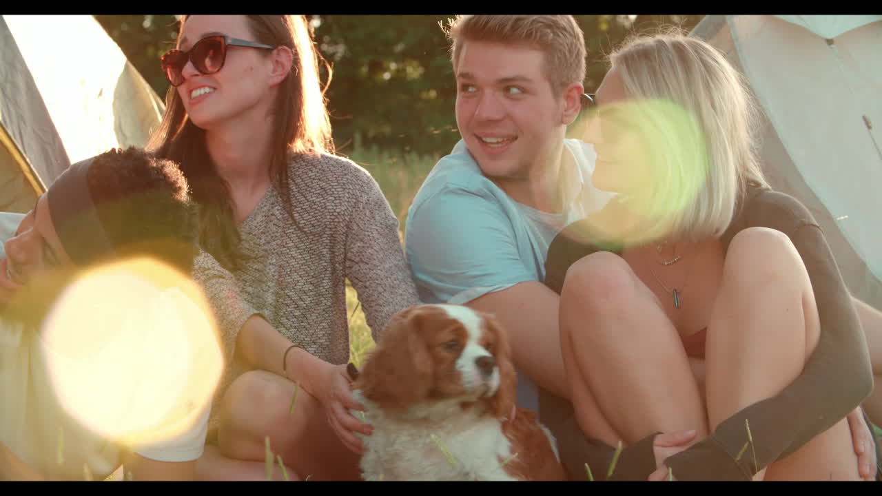 캠핑 휴가 에 텐트 밖 에서 휴식 하는 친구 들 의 그룹