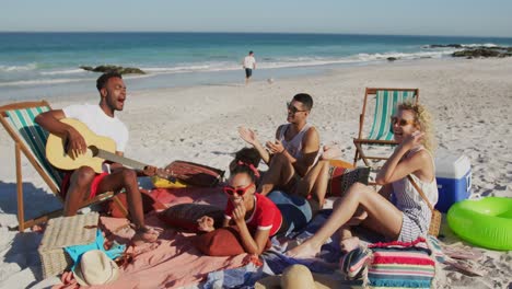 Junge-Erwachsene-Freunde-Hängen-Zusammen-Am-Strand-4k