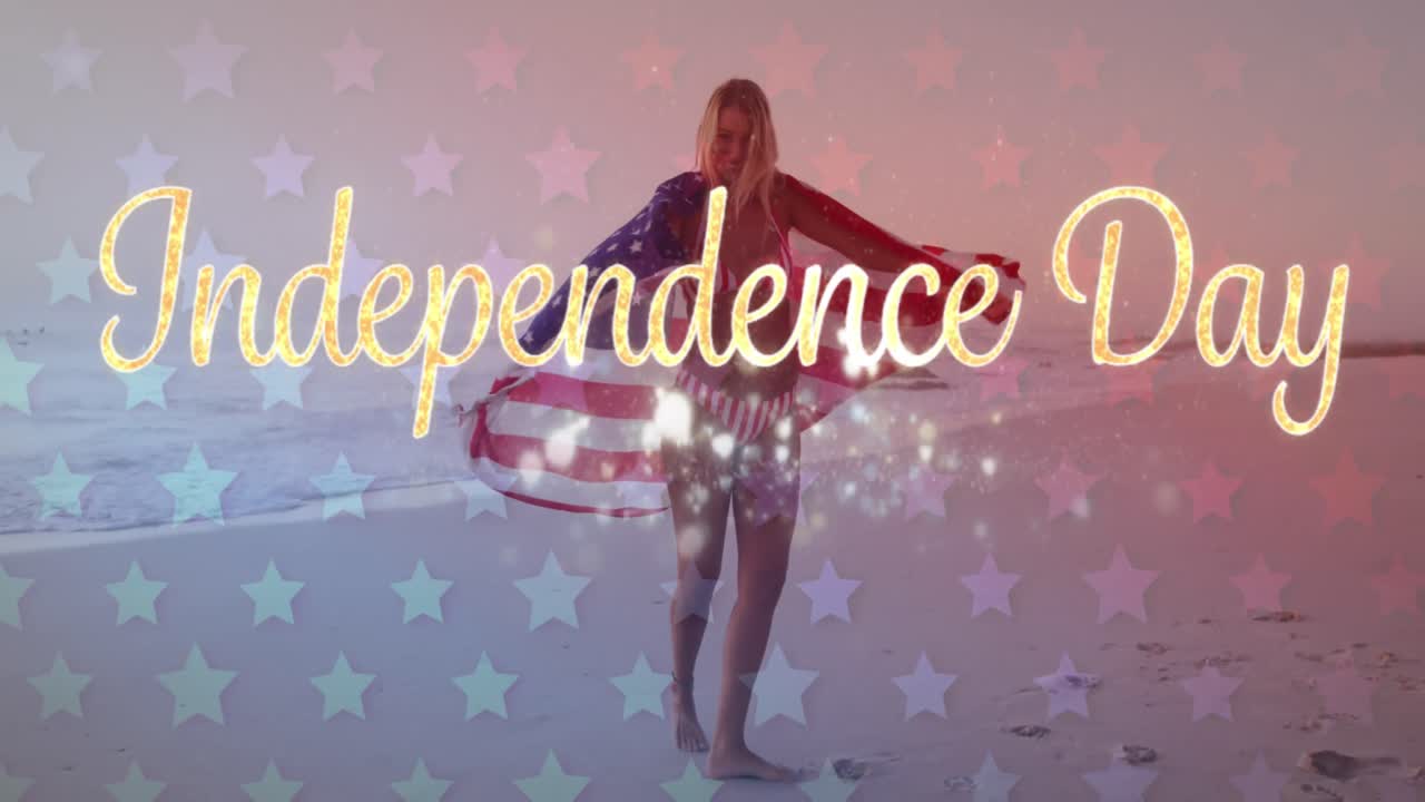 animación del texto del día de la independencia con el patrón de la bandera estadounidense y la mujer con la bandera estadounidense en la playa
