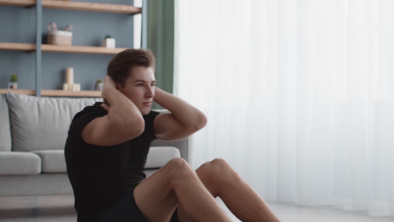 hombre haciendo abdominales en casa