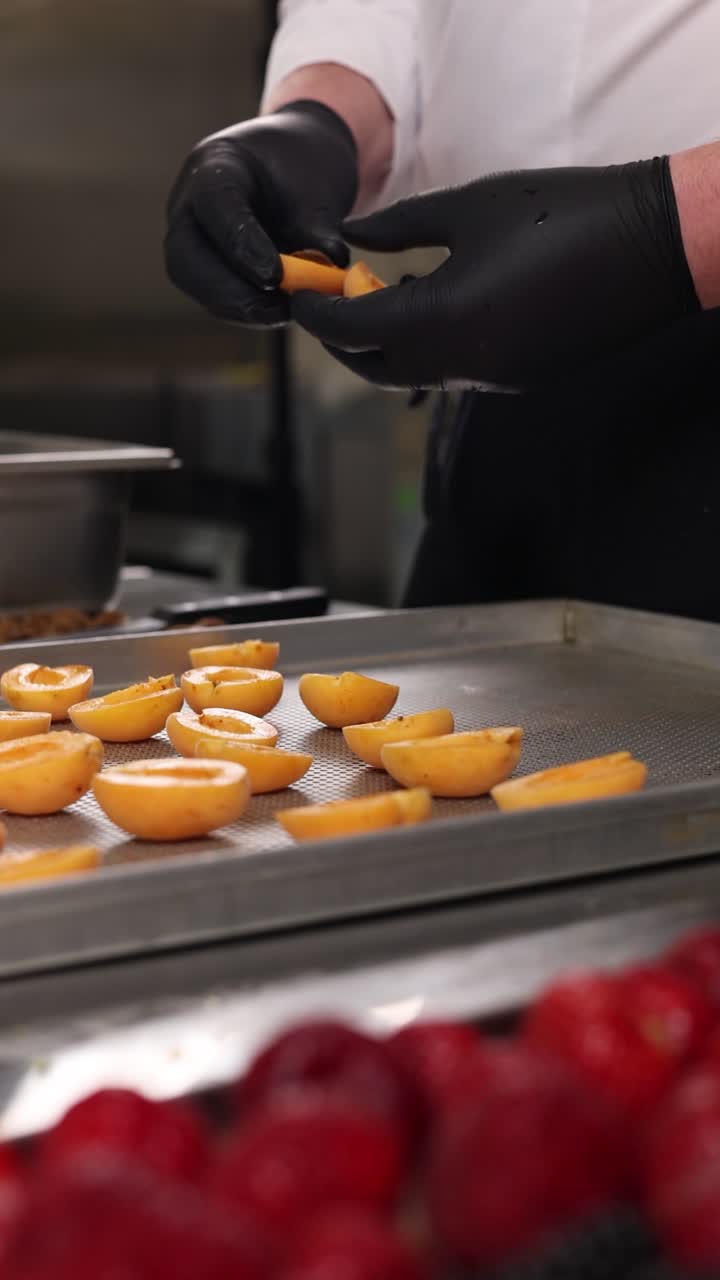 chef preparando albaricoques en rodajas