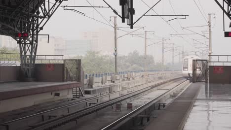 red line delhi metro arriving at station