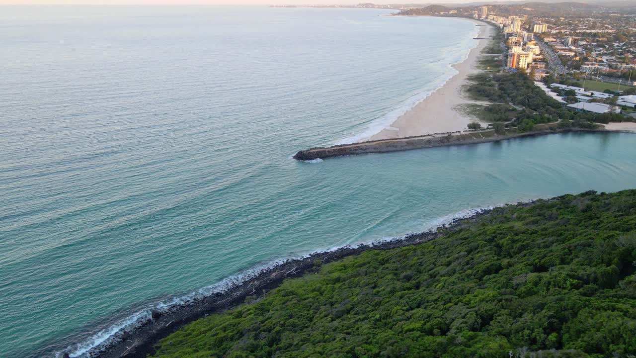 tallebudgera 크릭 입 - 호주 골드 코스트 시티에있는 벌리 해변의 모래 해안선에있는 바위 그로 인