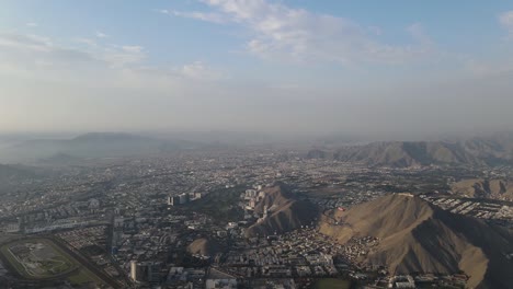 Vista-Aérea-De-La-Ciudad-De-Lima-Perú-Durante-El-Día-Soleado,-Santiago-De-Surco