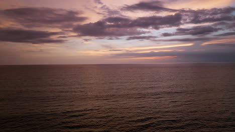 Espectacular-Cielo-Del-Atardecer-Sobre-El-Mar-De-Bali-En-Canggu,-Bali,-Indonesia