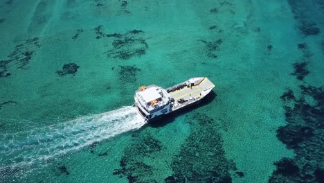 Kleines-Boot-Verbindet-Paros-Und-Antiparos.