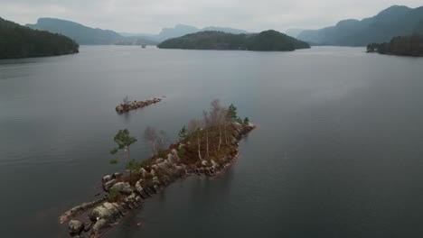 Volar-Alrededor-De-Pequeñas-Islas-Deshabitadas