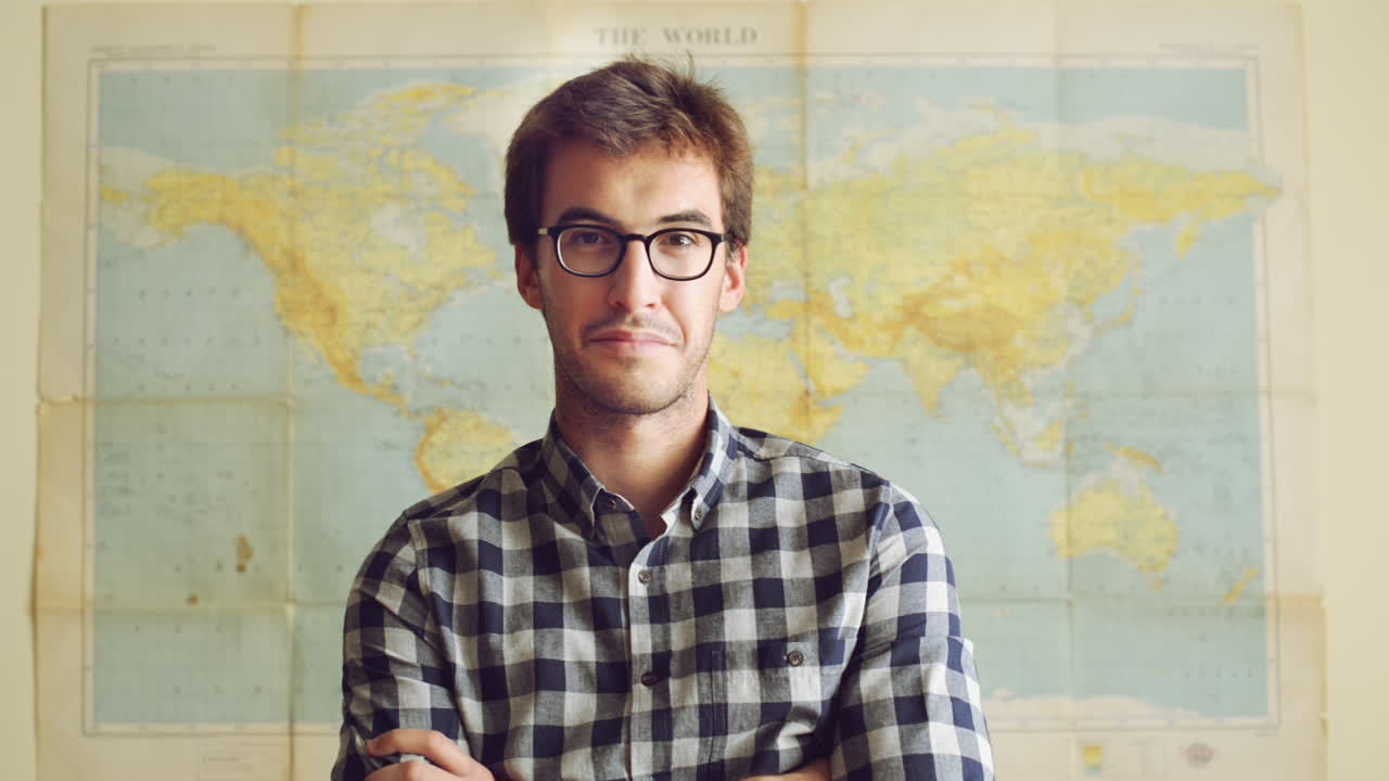 retrato de un joven turista de viaje mapa del mundo fondo