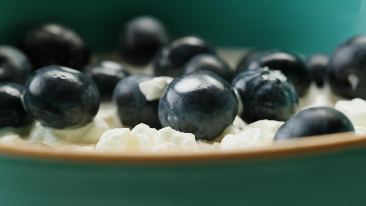 블루베리를 곁들인 코티지 치즈