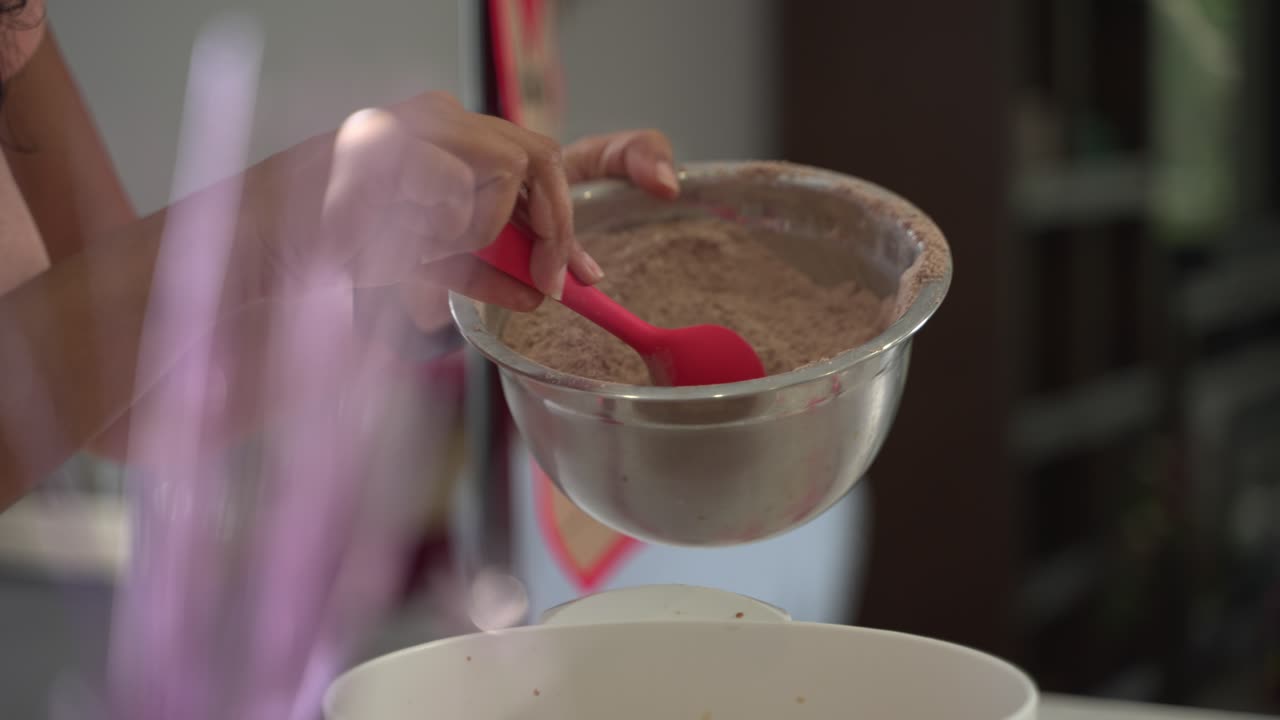 añadir mezcla de pastel de harina de chocolate a la masa líquida haciendo un pastel especial del día de san valentín pastel de chocolate vegano sin huevos a base de plantas sin lácteos