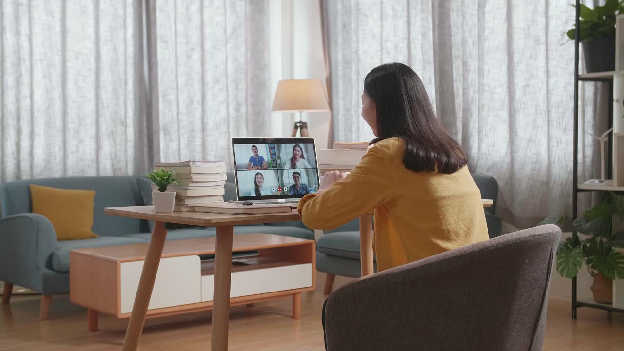 온라인 수업에 참석하는 여성