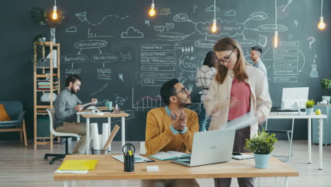 reunión de tormenta de ideas en una oficina moderna