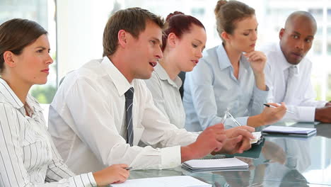 Business-Team-Macht-Sich-Notizen-In-Einem-Konferenzraum