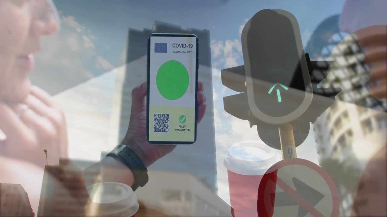 composición de una mujer sosteniendo un teléfono inteligente con código qr en la pantalla contra la luz de la señal de tráfico