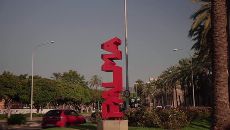 Vorbeifahrender-Verkehr-Am-Palma-schild-In-Palma-De-Mallorca