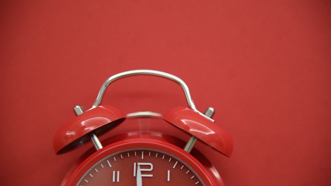 빨간 배경에 빨간 알람 시계