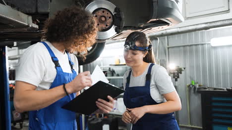 Compañeros-De-Trabajo-En-El-Taller