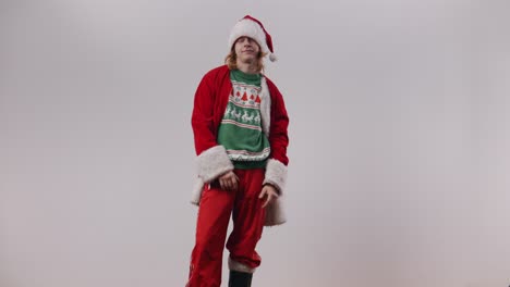 terrible santa jake es atacado con regalos y se ve muy decepcionado por no ser golpeado por uno de ellos