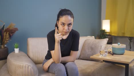 la joven mirando amenazadoramente a la cámara.