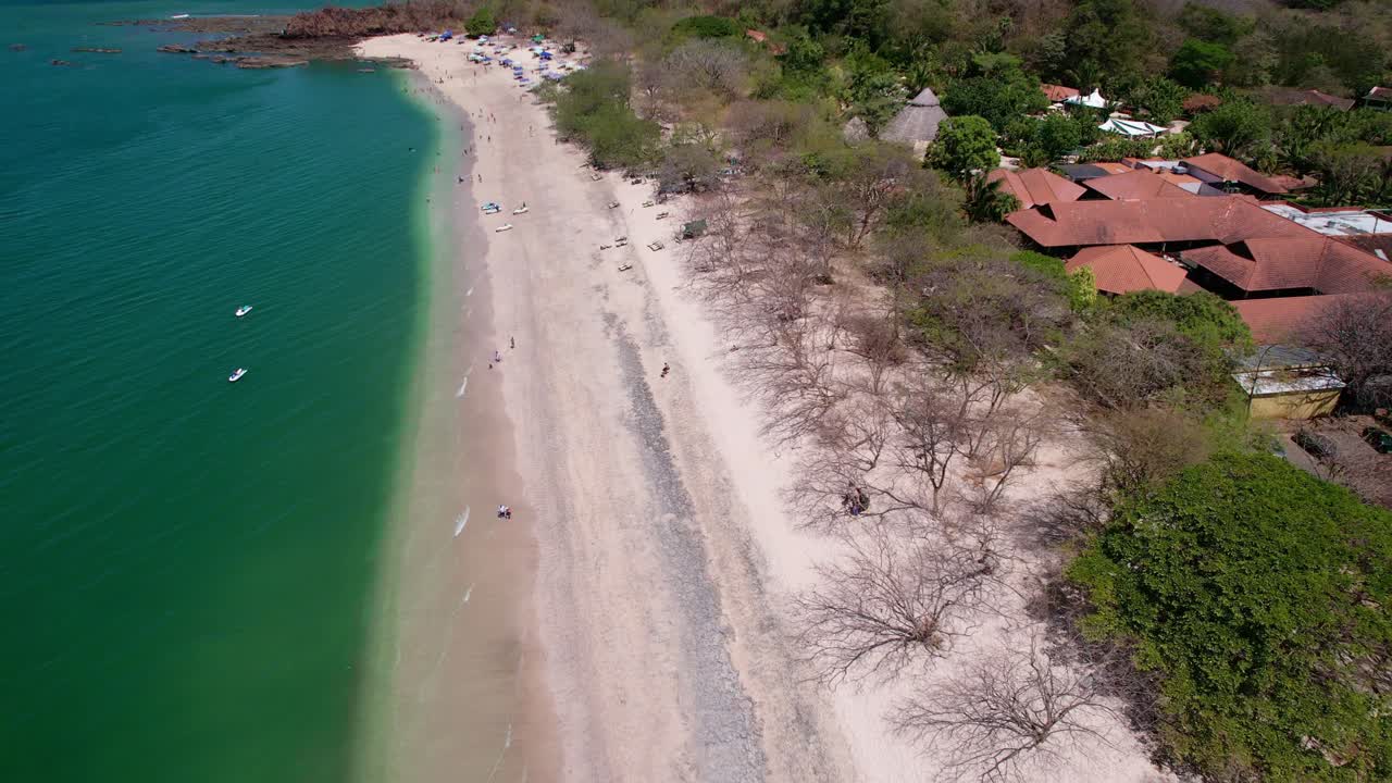 vuelo aéreo de aviones no tripulados sobre la playa tropical de conchal con agua turquesa, costa rica 4k