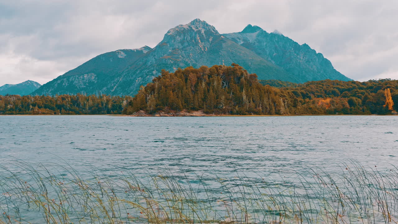 Vista Panorâmica de um Lago, Floresta de Outono e Montanhas