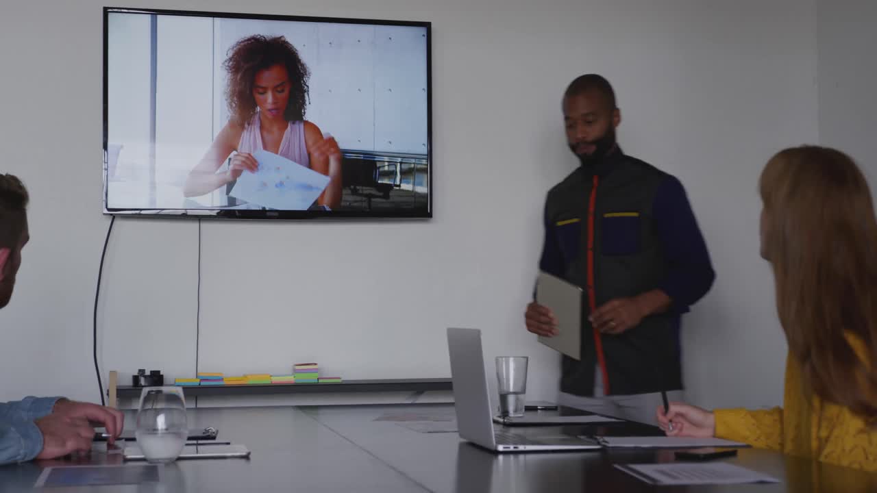 jóvenes profesionales creativos que trabajan en una oficina moderna