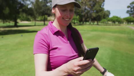 Mujer-Caucásica-Jugando-Golf-Usando-Un-Teléfono-Inteligente