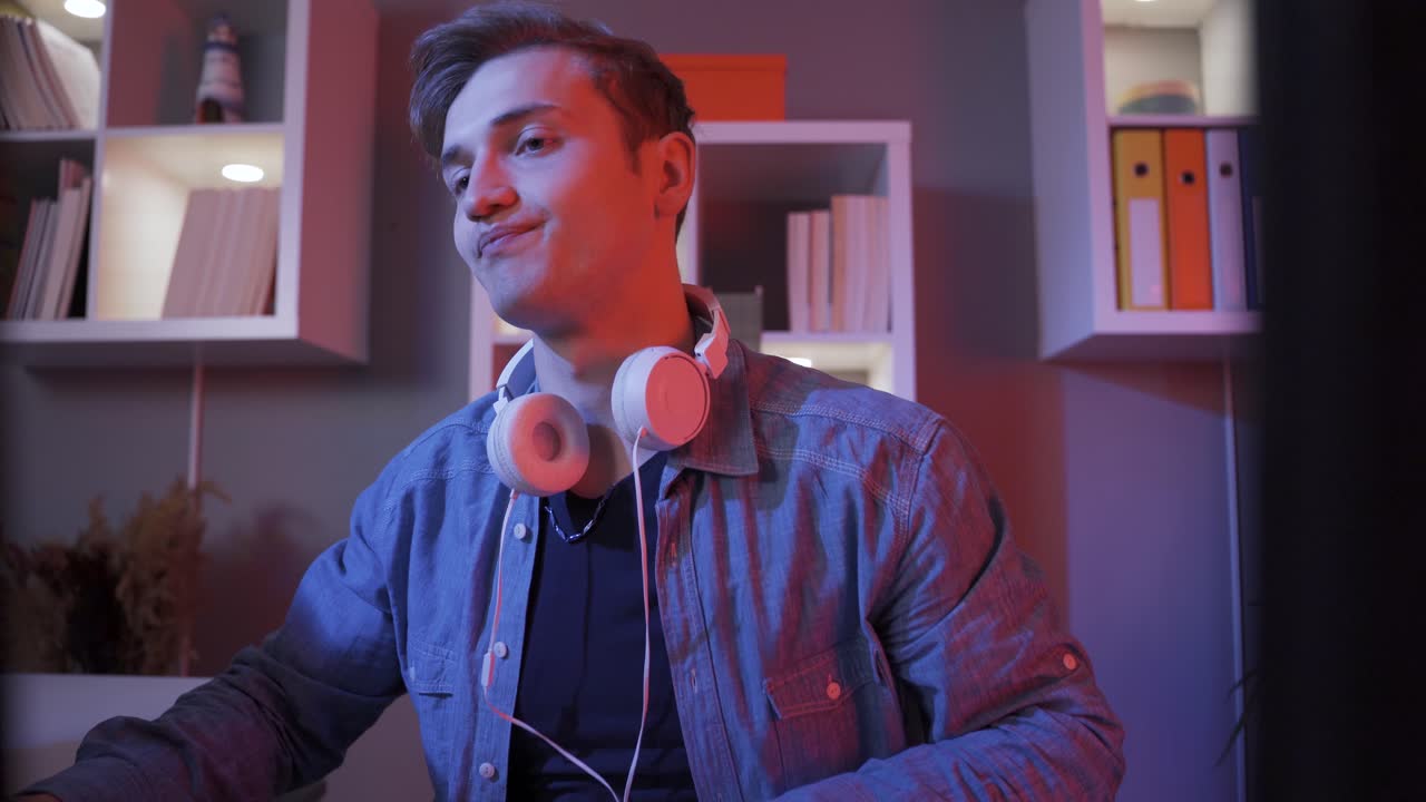 온라인 슈팅 비디오 게임을 하는 젊은 남자.