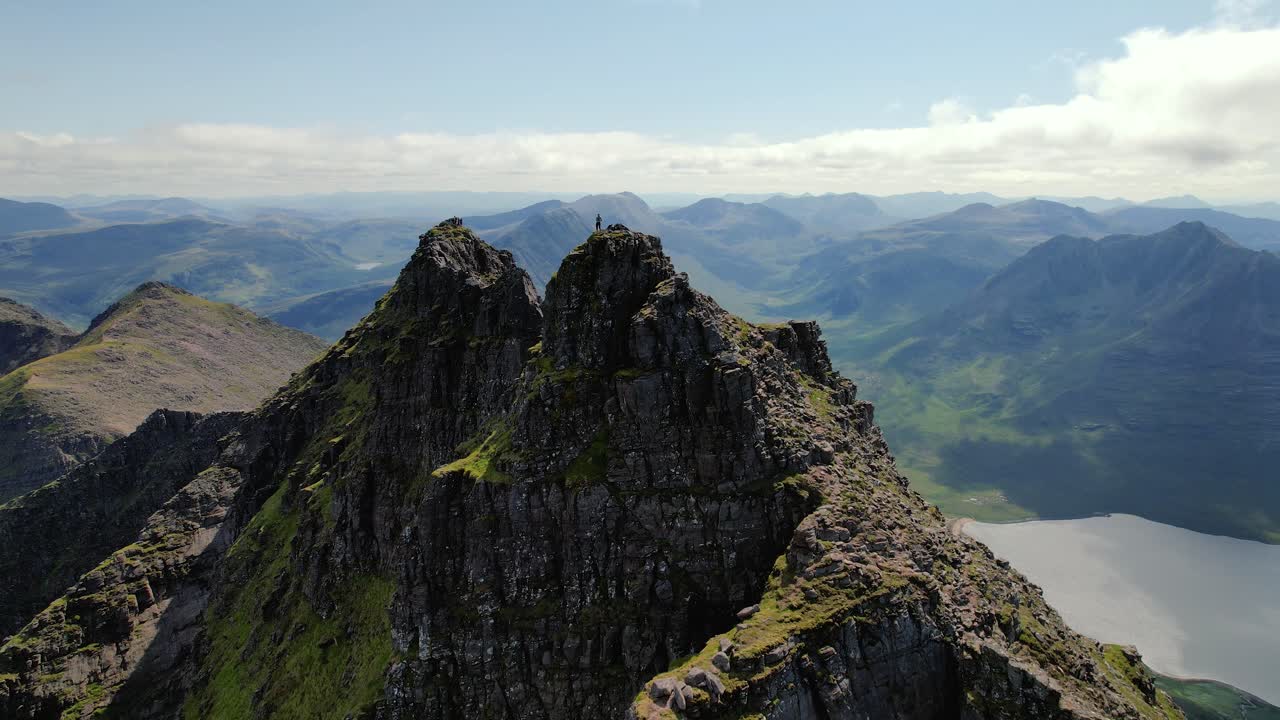 operador de drones con vista aérea en la cima de una montaña teallach en las tierras altas escocesas