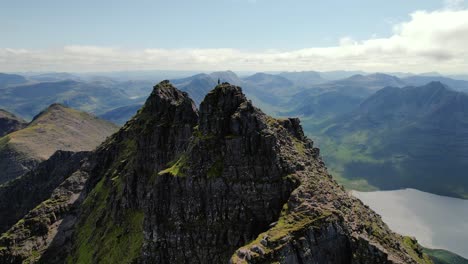 Drohnenbetreiber-Aus-Der-Luft-Auf-Dem-Gipfel-Eines-Teallach-Berges-Im-Schottischen-Hochland