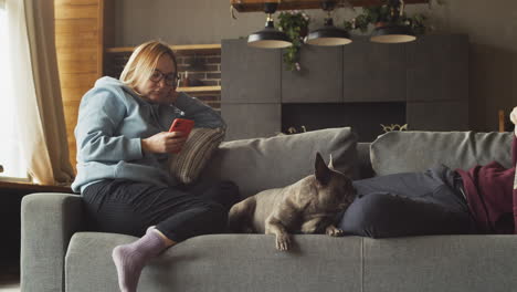 Couple-Lying-On-The-Couch-With-Their-Bulldog-1