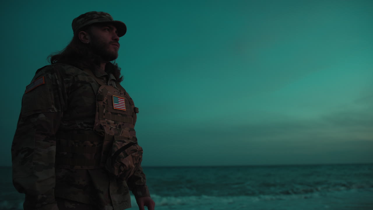 Homenagem às vítimas durante o Memorial Day à noite perto do oceano de um soldado americano