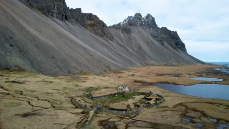 stokksnes vestrahorn drone islandia pueblo vikingo abandonado set de película