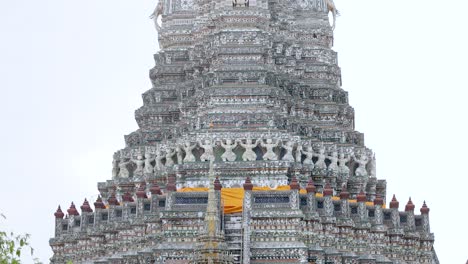 una vista detallada de la belleza arquitectónica de wat arun