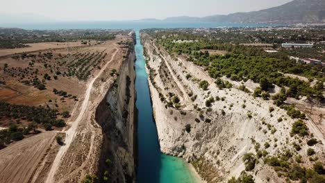 alta vista del canal de corinto entre grecia y peloponeso
