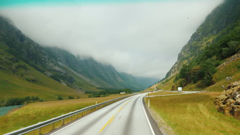 Fahren-Sie-Entlang-Der-Malerischen-Straße-Zwischen-Den-Bergen-Norwegens-Aus-Der-Ego-Perspektive