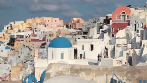 rastreando a través de los tejados en santorini