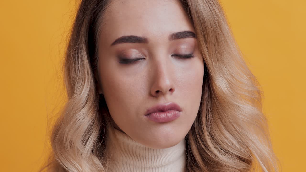 retrato en primer plano de una mujer con cabello rizado rubio