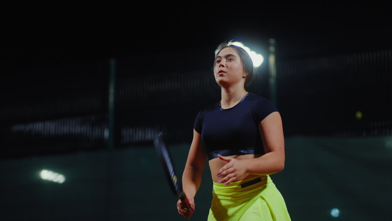 밤에 테니스를 하는 여자