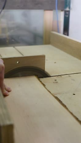corte de madera en taller de carpintería con sierra circular de mesa