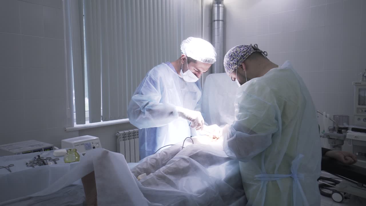 procedimiento quirúrgico en una sala de operaciones